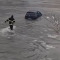Vatrogasac Rade izvukao zaglavljeni automobil iz ledene Drine: U Zvorniku vanredna situacija, građani bez vode