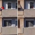 Šokantan snimak iz Trstenika: Komšije snimile ženu koja prosipa tečnost sa terase, kažu da je rasol od kupusa