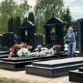 Udovica Saše Popovića na Pobusani ponedeljak izašla na groblje: Sama kadi večnu kuću muža: Evo šta je ostavila u ime vere u…