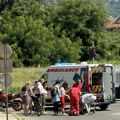 Biciklista teško povređen! Nesreća u Čačku, udario ga automobil tokom skretanja (foto)