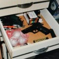 Akcija policije na Čukarici: Uhapšen muškarac, u stanu mu nađen arsenal oružja (foto)