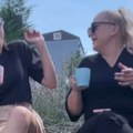 Hit video se širi mrežama, Mirka Vasiljević se skroz opustila, ovakvu je nikad nismo videli, zapevala iz glasa sa koleginicom…