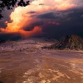 Blokirani aerodromi, stanovnicima naređeno da ostanu u kućama: Erupcija vulkana zarobila 150.000 putnika u Indoneziji