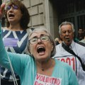 Hitni ukazi o stanovanju pred odbijanjem u španskom parlamentu, ispred parlamenta protesti