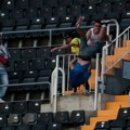 Haos na stadionu: Kolumbijci se tukli međusobno, gađali se protivpožarnim aparatom, navijač bačen preko ograde