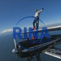 Neverovatna šetnja na krilu aviona u letu, visoko iznad kopna dok pilot izvodi akrobacije: Mladi Vuk srušio sve adrenalinske…