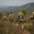 "Pomažu poboljšanju bezbednosti": Britanski vojnici iz Kfora patroliraju duž administrativne linije