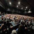Skupljači perja premijerno u srpskom narodnom pozorištu Pozorišna adaptacija kultnog filma zaslužila ovacije (video)