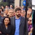 Mariniku vode Đilas i lazović: Izašla na binu pa podigla pesnicu (protest uživo)