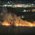 Vatra guta brdo iznad Čačka: Buknuo veliki požar u Šebecima: Meštani uplašeni za svoju bezbednost, gašenje vatre…