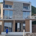 (Foto): Naš folker prodaje vilu u Crnoj Gori za milion i po evra: Luks nekretnina sva u staklu i kamenu, smeštena tik pored…