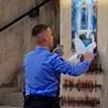 Kurtijeva policija skida i cepa plakate podrške Donaldu Trampu u Leposaviću