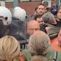 Opozicija želi da opet izazove haos u Novom Sadu: Pogledajte kako Milivojević nasrće na policiju VIDEO