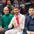 Poznate face u prvim redovima: Brojne ličnosti iz srpskog javnog života prate evroligaški večiti derbi (foto)