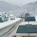 (Video) Haos na putevima zbog snega! Više saobraćajnih nesreća od jutros, stvaraju se kilometarske kolone: Evo gde je…