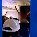 Žena gola trčala po avionu: Let odložen, reagovala policija, a putnici u šoku: Pokušala da uđe i u kokpit (video)