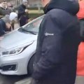 Incident u ns: Pokušao autom da prođe kroz kolonu tokom protestne šetnje (video)