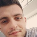(Video) Umesto da ga žene, danas ga sahranili! Tužan ispraćaj mladića koji se utopio na Lefkadi: Odzvanjali krici verenice…