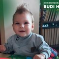 Iako još nije u stanju samostalno da sedi, okreće se ili govori, pokazuje izuzetnu volju i za životom: Hrabrom mališanu sa…