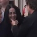 Slavni glumac ponovo "zapalio" mreže: Pred starijim kolegom mazi njegovu ženu, a pogledom je...