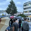 Građani i studenti ispred zgrade Policijske uprave, podrška uhapšenima