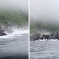 Čim je tlo počelo da se trese, odmah su zaronili u vodu: Litice iza njih su se lomile i padale u more (Video)