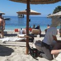 (Foto) suncobran se zario u nogu devojci (28) na plaži u Grčkoj: Jak vetar ga iščupao iz ležišta, pa joj se probio kroz list…