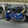 Težak udes na zloglasnoj krivini kod Čačka: Izgubio kontrolu pa pao na kolovoz, povredjen vozač motora, odmah transportovan u…