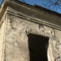 Oštećena i napuštena zgrada u Francuskoj ulici, stanari upozoravaju na potencijalnu opasnost