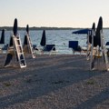 Rizik u plićaku! Posetioci plaže na Jadranu zatečeni prizorom koji svima može da pokvari letovanje
