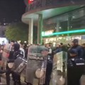 Napeto u Novom Sadu: Policija razdvaja dve grupe, demonstranti na poziv zborova došli zbog otvaranja Međunarodnog…