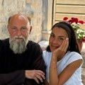 Glumica posetila manastir, dočekao je otac Jovan: Prizor iz svetinje oduševio sve, na stolu baklava i kafa