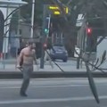 Крвави пир у Единбургу: Мушкарац наоружан сечивом нападао вернике по улици, викао да "штити земљу"