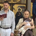 Joca Stefanović krstio sina, Iva se porodila u 41. godini, a sada blista u elegantnoj braon haljini na svečanoj ceremoniji…