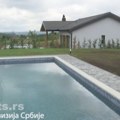 Кад је Радојичићима стан постао тесан, донели су одлуку: стан на Карабурми заменили кућом у Гроцкој