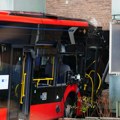 (Foto) autobus sa 20 dece se zabio u zid kuće: "Preleteo" preko kružnog toka, vozač ostao zarobljen: Sve hitne službe na…