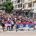 Deca na čelu povorke: Mirna protestna šetnja u Kosovskoj Mitrovici zbog hapšenja Miluna Milenkovića (video)