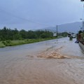 Poplave u Kosjeriću: Bujica na putevima nosi sve pred sobom