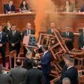 Dimne baklje i barikade! Ponovo kolaps u skupštini Albanije: Poslanici nastavljaju da divljaju, opozicija blokirala govornicu