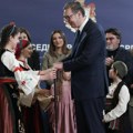 Vučić sa srpskom decom iz S. Makedonije: Čuvajte naše običaje