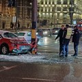 Saobraćajna nezgoda kod Vlade Srbije: Automobil se zakucao u banderu FOTO