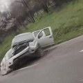 Proklizao pa udario u bankinu Saobraćajka na Mokroluškom putu kod Beograda svi smo dobro, isekao me je auto (foto, video)