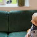 Rasel i Oto su najbolji drugari Snimak dirljivog prijateljstva između bebe i vrane će vam izmamiti suze! (video)