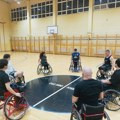 Sport bez granica: Niški košarkaši u kolicima trenirali zajedno sa Kinezima