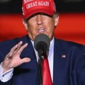 Bloomberg: Trumpovo ime bilo je u Epsteinovim dosjeima, FBI ga je uklonio iz njih