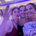 Nataša Ninković i Jovana Stojiljković pale u sevdah: Glumice zapevale na svadbi Marka Janketića, pohvale za kumu samo pršte…