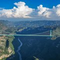 Pogledajte kako izgleda novi najviši most na svetu! Uzdiže se 625 metara iznad klisure, deluje moćno i zastašujuće! (video)…
