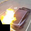"Tesla" eksplodirao zbog lošeg punjača, čovek ustao kao da mu nije ništa Neverovatno šta je ovaj čovek preživeo (video)