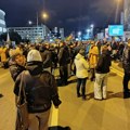 ФОТО, ВИДЕО: Новосађани и вечерас испред Бановине, у знак протеста против насиља режима