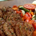 Ovako Turci prave savršeno sočne faširane šnicle! Jedan neobičan sastojak zamenjuje jaja i prezle, a rezultat je neverovatan…